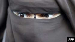 Женщина в никабе (мусульманский женский головной убор). Иллюстративное фото.  