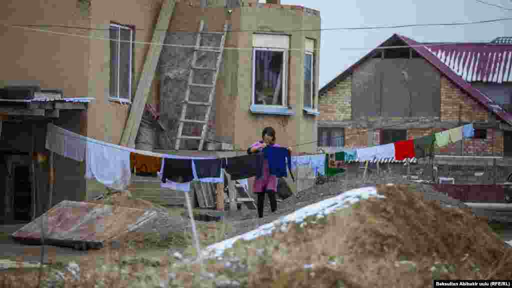 Конуштагы келиндер кирди көбүнчө колго жууйт.&nbsp;