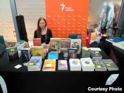 Ольга Широкова на стенде Радио Свобода и дружественных издательств.