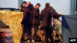 Италия полициясы кылмышка шектүү адамды кармап жатат.