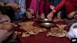 بسیاری از خانواده ها در افغانستان قادر نیستند مواد غذایی کافی برای خود و فرزندان شان تامین کنند