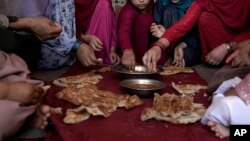 بسیاری از خانواده ها حتی توانایی تهیه یک وعده غذایی را ندارند