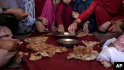 بسیاری از خانواده ها در افغانستان نمیتوانند غذای کافی برای خود و فرزندان شان فراهم کنند