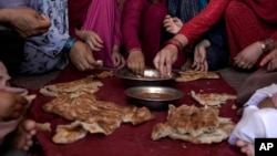 بسیاری از خانواده ها نمیتوانند برای خود و فرزندان شان غذای کافی تهی کنند