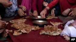 در افغانستان بسیاری از خانواده ها به مشکل می توانند غذای اندک تهیه کنند