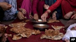 بسیاری از خانواده ها به سختی می توانند غذای اندکی برای خود تهیه کنند