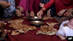 بسیاری از خانواده های فقیر در افغانستان توانایی تهیه مواد غذایی لازم را ندارند