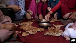 بسیاری از خانواده ها در افغانستان به دلیل مشکلات اقتصادی نمیتوانند غذای کافی به خود تهیه کنند