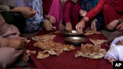 دسترخوان یک خانواده کم درآمد در کابل، عکس از آرشیف
