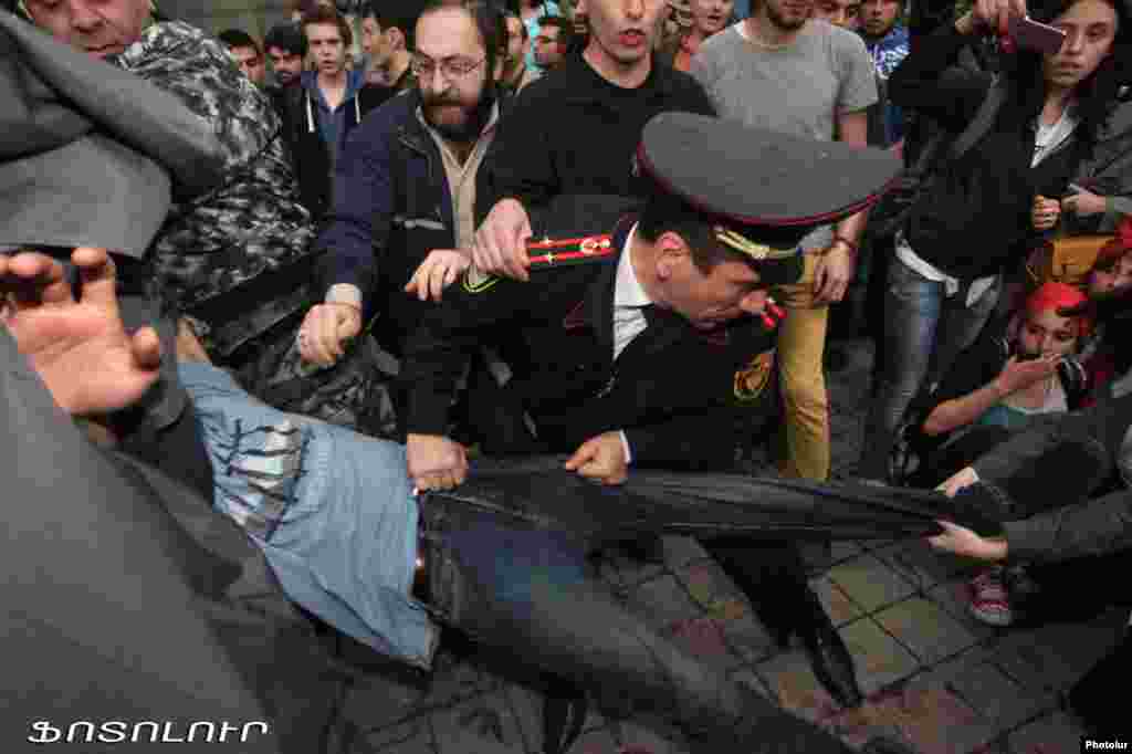 Clashes and arrests after Raffi Hovannisian&#39;s rally.