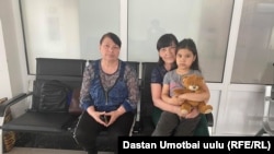 Ош аэропортунда бир канча күн кармалып калган тажик жарандары.