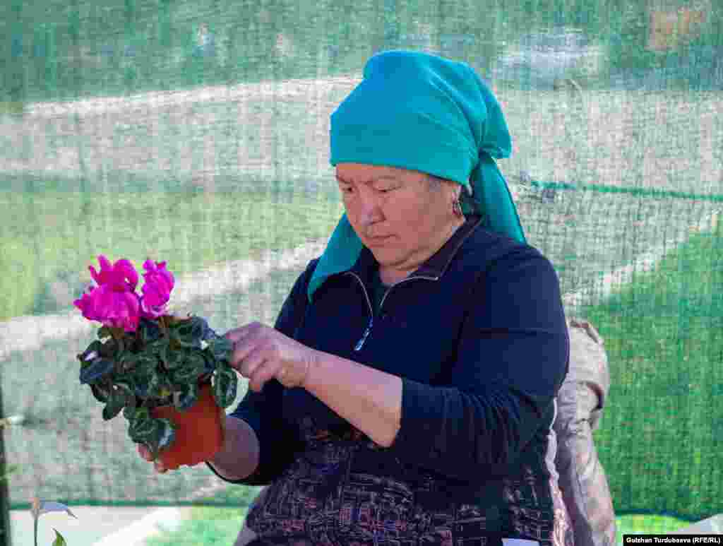Надира Аргынбекова жармаңкеге гүлдүн 200 түрүн алып келген бул жармаңкеге ал төрт жылдан бери катышып келет.&nbsp;