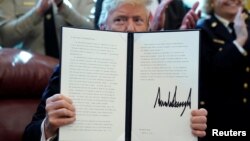 Дональд Трамп демонстрирует подписанный им указ (архивное фото, 15 марта 2019)