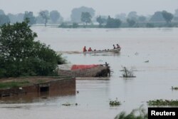د پنجاب په قصور کې حکومتي ژغورونکي خلک په کښتیو کې خوندي ځایونو ته لېږدوي - د اګست ۲۹مې انځور.