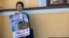 Одна из участниц серии пикетов в поддержку Андрея Пивоварова, Петербург, 10 августа 2015 г. 