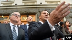 Радослав Сікорський (п) і голова МЗС Німеччини Франк-Вальтер Штайнмаєр (л) перед адміністрацією президента в Києві після підписання угоди між владою і опозицією, 21 лютого 2014 року