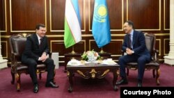 Президент Узбекистана Шавкат Мирзиеев и премьер-министр Казахстана Бакытжан Сагинтаев. Астана, 22 марта 2017 года.