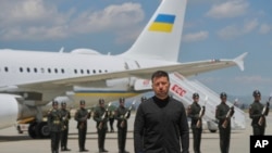 ولودیمیر زلنسکی رئیس جمهور اوکراین هنگام صحبت با خبرنگاران در میدان هوایی اسن بوغا در انقره 