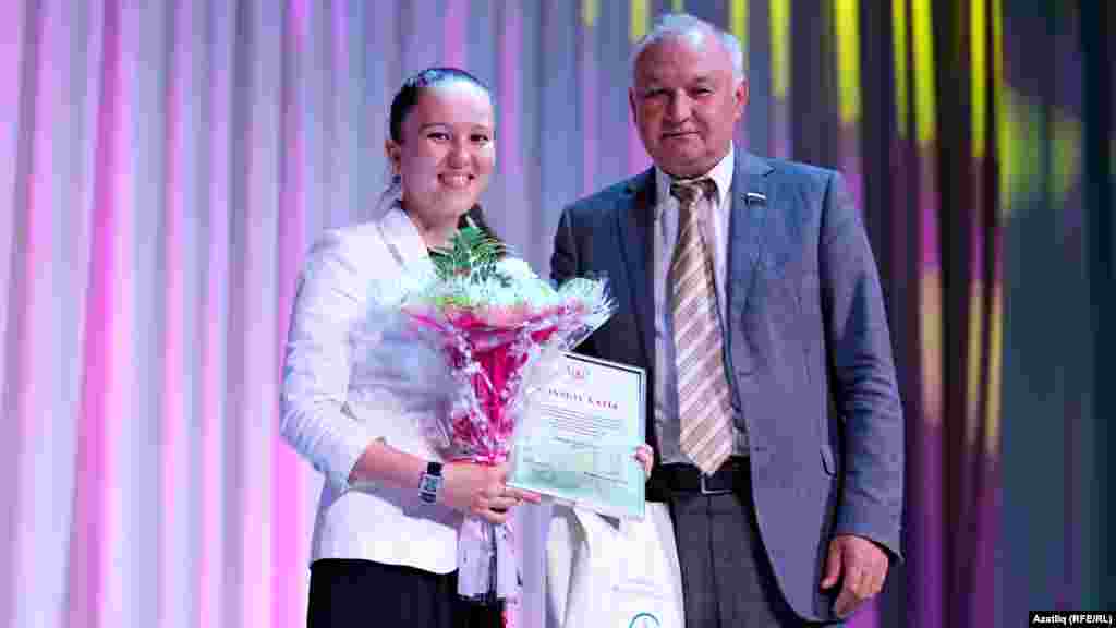 Төмән өлкәсе активисты Римма Вәлиевага Русия Дәүләт Думасы депутаты Илдар Гыйльметдинов мактау кәгазе тапшырды