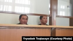 Кастер Мусаханулы (слева) и Мурагер Алимулы, этнические казахи из Синьцзяна, в суде, где их обвиняют в  «умышленном незаконном пересечении границы». Зайсан, 21 января 2020 года. Автор фото — Ырысбек Токтасын.