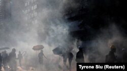 Нааразылыкка чыккандар полиция менен кагылышты.