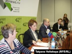 Оксана Дмитриева и ее сторонники на пресс-конференции в Петербурге