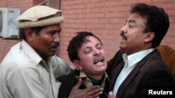 Мечиттеги кол салуу маалында жакынын жоготкон адам