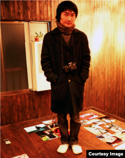 После окончания университета работал фотографом в Токио