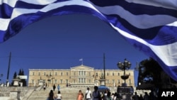 Грекия -- Грек парламентинин алдындагы аянтка топтолуп жаткан эл, Афина. 16-май, 2012. 