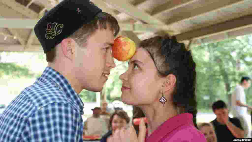 яңаракларларын да керткән програмга. Маңгай белән алма тотып бию