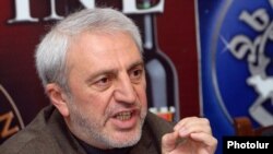 ՀԱԿ-ի խորհրդարանական խմբակցության ղեկավարի տեղակալ Արամ Մանուկյանը: