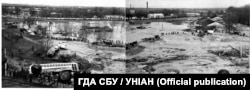 Панорама Куренівської катастрофи, на якій можна побачити перекинутий громадський транспорт. Фото ГДА СБУ / УНІАН