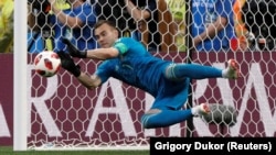 Ռուսաստանի հավաքականի դարպասապահ Իգոր Ակինֆեևը Իսպանիայի հավաքականի հետ հանդիպմանը ետ է մղում հետխաղյա 11-մետրանոցը, Մոսկվա, 1-ը հուլիսի, 2018թ.