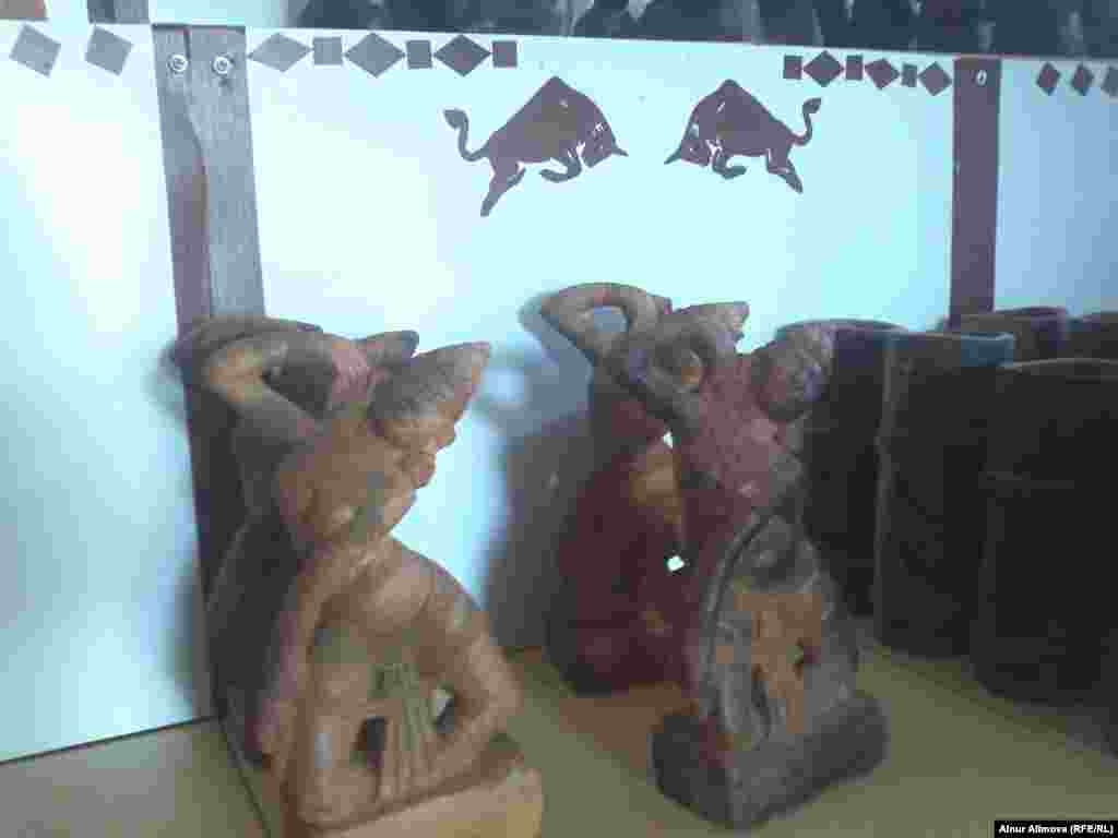 Статуэтки тямского божества, сделанные из обожженной глины.