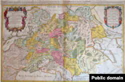 Карта Московии, изданная в 1685 году в Париже. Карту именно этого года издания Сансона-Жайо и показал Зорькин Путину. Но на цветной версии Украина не окрашена вместе с Московией. Крым обозначен отдельно – как и левобережный юг Украины (Малая Татария)