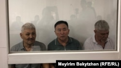 Солдан оңға қарай: Жанат Қазақбай, Нұрлан Темірғалиев және Нұрлан Жауылбаев сот отырысында. Алматы, 17 шілде, 2025 жыл.