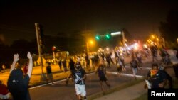 Фергюсондогу түнкү тополоң. Шаарча калкынын үчтөн эки бөлүгүн афро-америкалыктар түзөт. 18-август, 2014. 