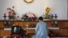 Проповедник алматинской буддийской организации Ким Тэ Иль у алтаря во время богослужения. Алматы, апрель 2013 года.