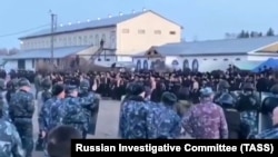 Сотрудники правоохранительных органов и заключенные в колонии в Ангарске Иркутской области, где произошел бунт заключенных, 10 апреля 2020 года.