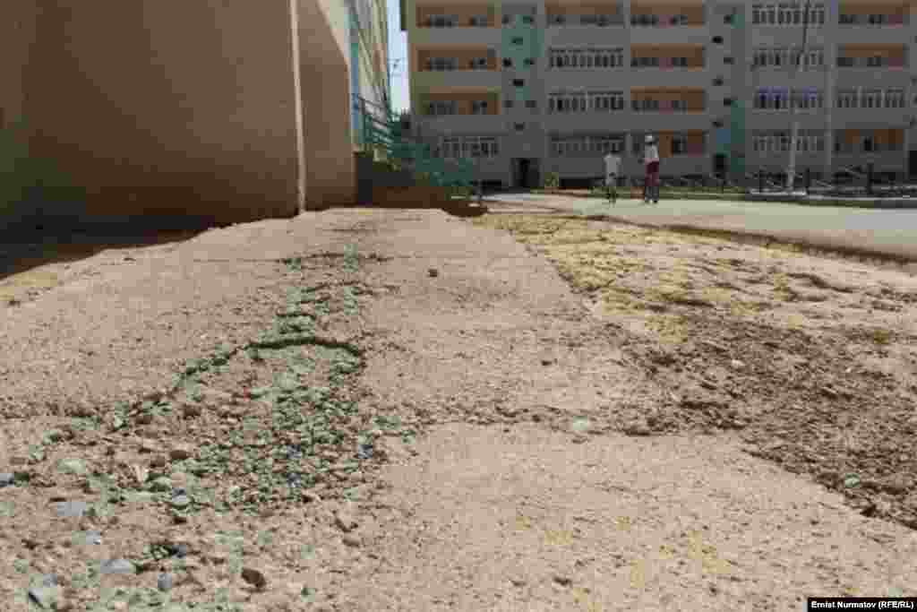 Kyrgyzstan -- Residents of newly built houses complaint on the quality of construction, Osh, 1August2012