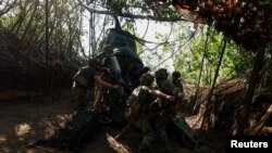 Українські військові ведуть вогонь по російських позиціях на Донеччині, 1 травня 2024 року