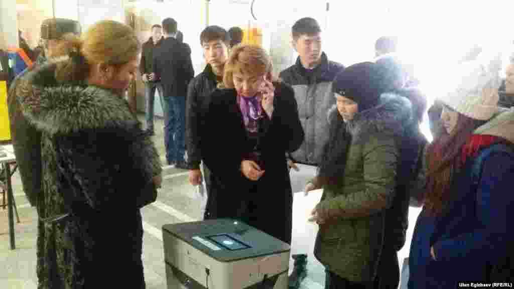 Айрым шайлоо тилкелеринде электрондук үкөктөр иштебей калган учурлар болду.&nbsp;