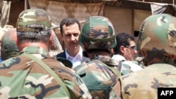 Президент Сирии Башар Асад среди солдат правительственной армии. 1 августа 2013 года.