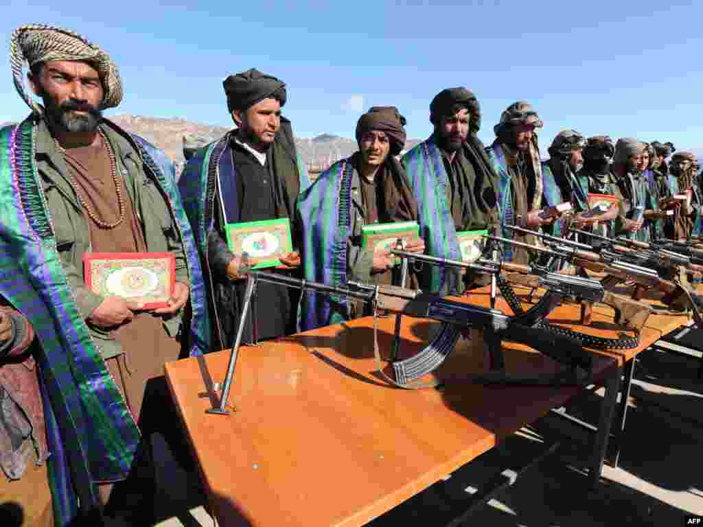 Церемония сложения оружия боевиками движения Талибан в провинции Герат. 