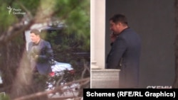 За спостереженнями «Схем», одним з останніх туди приїхав чоловік, якого спершу не хотіли пропускати на територію, але після його дзвінка зрештою пропустили