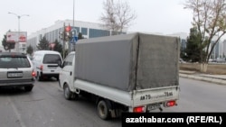 Aşgabadyň köçesindäki tentli ýük ulag