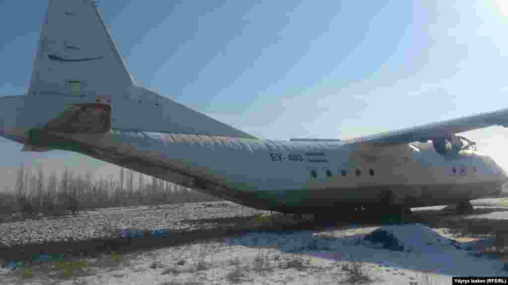 Асманды эңсеп кайра учалбай отурган дагы бир учак.