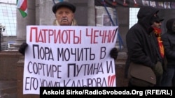 Ілюстраційне фото: Мітинг проти російського тероризму, Київ, 11 грудня 2014 року. Акцію присвятили 20-м роковинам вторгнення російських військ до Республіки Ічкерії. У мітингу на майдані Незалежності взяли участь представники чеченської, білоруської, кримськотатарської, азербайджанської діаспор та українські активісти