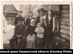 При задержании у людей отбирали даже личные фотографии, они становились частью дела НКВД. На этом снимке изображены родственники Германа Перла, убежавшего вместе с супругой и ее сестрой из Брно после оккупации Чехословакии немецкими войсками