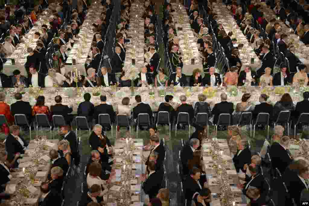 Лауреаты и гости на Нобелевском банкете в Стокгольме 10 декабря. В 2012 году Нобелевская премия мира была присуждена Европейскому Союзу. (Reuters/Джессика Гоу/Scanpix)